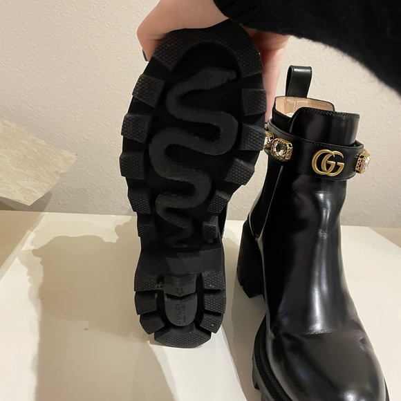 Gucci leather ankle boot with belt - Picture 2 of 5